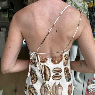 VESTIDO RETO CONCHAS